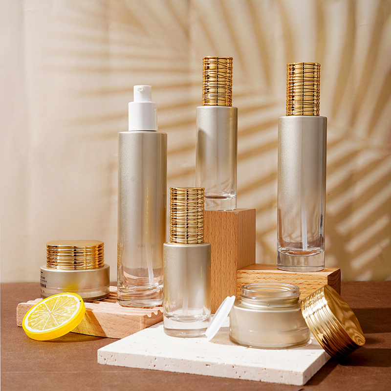 Staklena bočica za serum s galvaniziranim brušenim poklopcem Staklena bočica za serum s galvaniziranim brušenim poklopcem