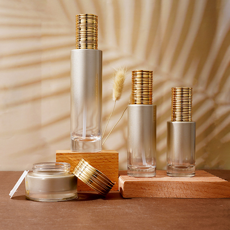 Staklena bočica za serum s galvaniziranim brušenim poklopcem Staklena bočica za serum s galvaniziranim brušenim poklopcem