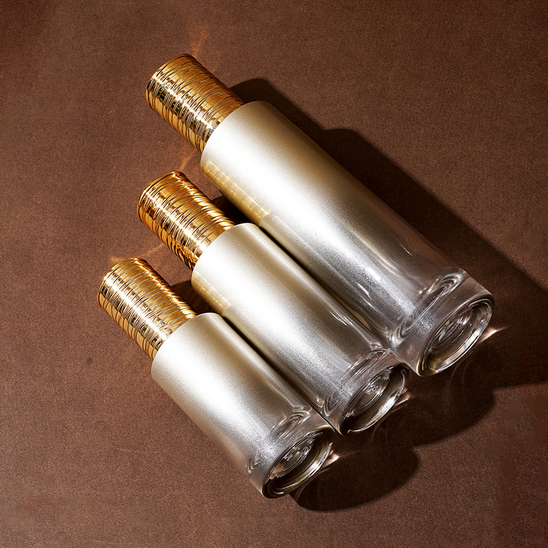 Staklena bočica za serum s galvaniziranim brušenim poklopcem Staklena bočica za serum s galvaniziranim brušenim poklopcem