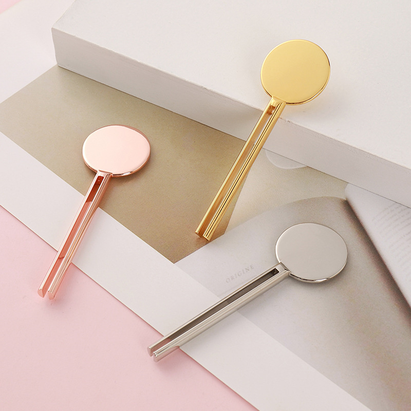 Cjedilo za kozmetičku tubu s ključem na okretni oblik, kotrljajući alat za cijeđenje tube paste za zube Ključ s postoljem za doziranje Metalna tuba za cijeđenje