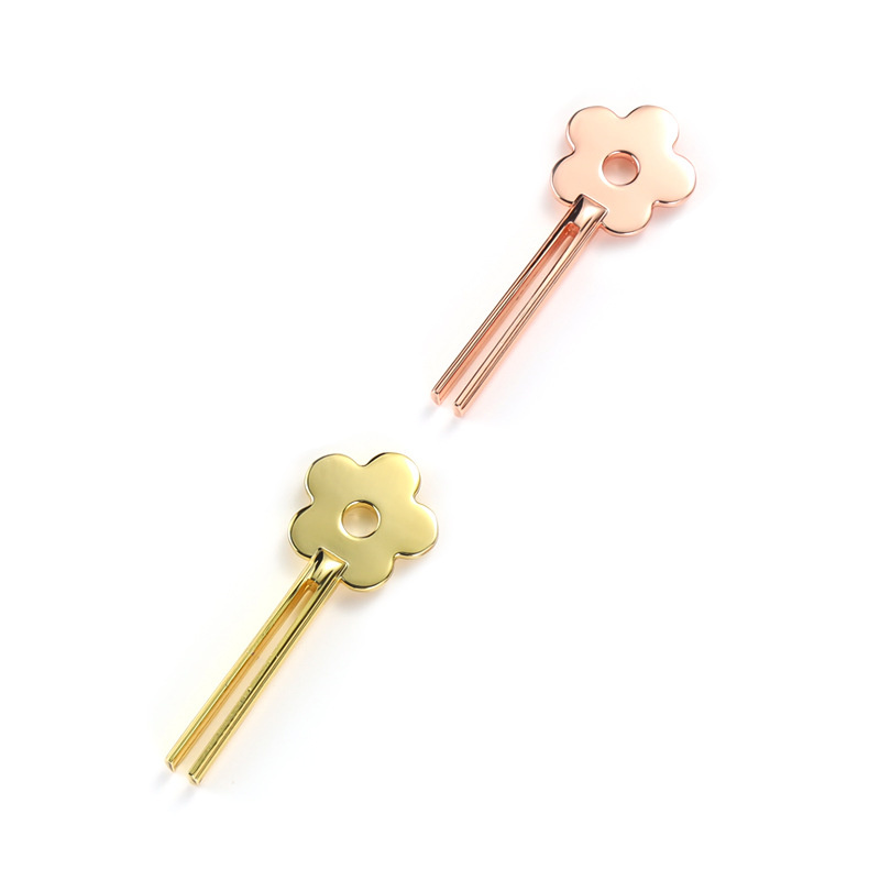 Cjevčica od legure cinka u obliku nasmiješenog cvijeta Cjevčica od legure cinka u obliku nasmiješenog cvijeta